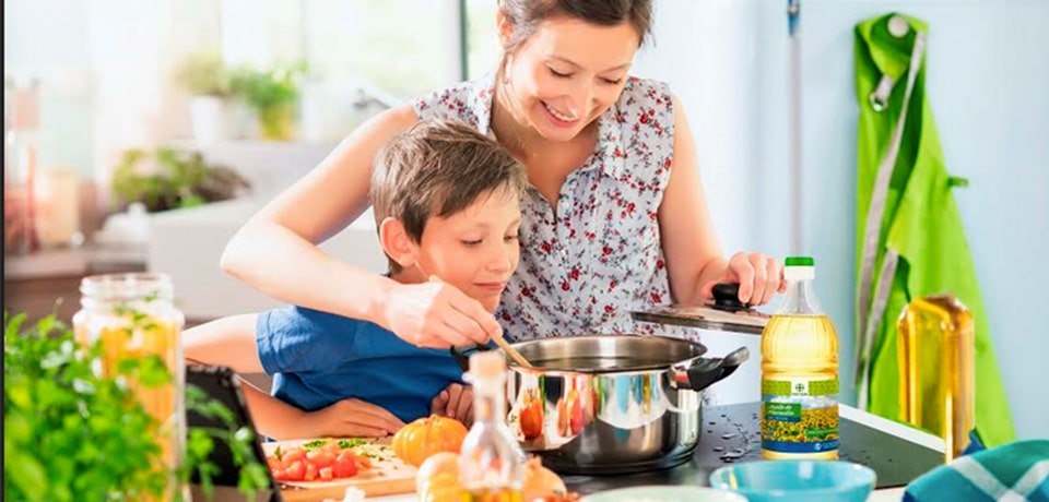 mamá cocinando con hijo