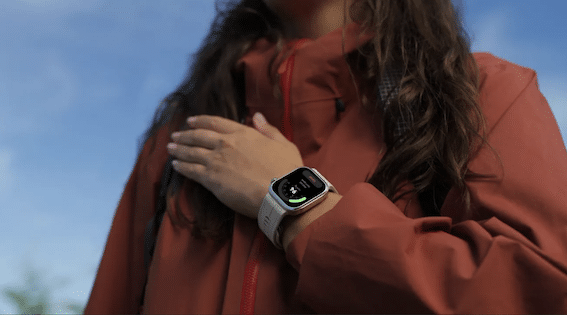 reloj inteligente mide presión arterial mujer salud cardiovascular
